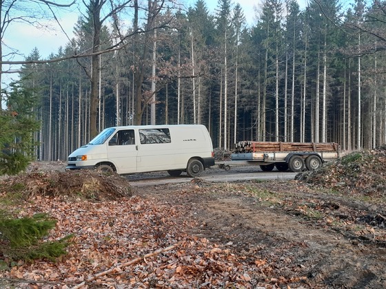 Mein weißer Winterbus konnte gestern im Wald mal zeigen was er noch so kann. Hat sich tapfer geschlagen :)